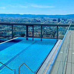 Panorama Sky I Rooftop Pool I Metro Station Apartment